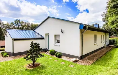 Das Gebäude in dem sich das Ferienhaus befindet