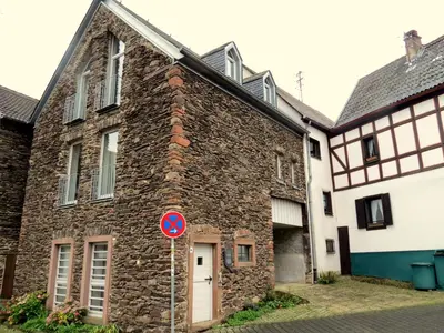 Das Gebäude in dem sich das Ferienhaus befindet