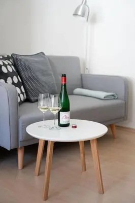 Ein Sitzbereich in der Unterkunft Claes Weinquartier - Appartements & Wein by Niko Schmitt