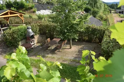 Ein Garten an der Unterkunft Ferienweingut Borens