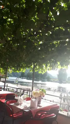 Blick auf einen Fluss in der Nähe des Hotels
