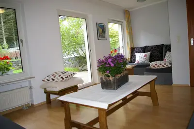 Ein Sitzbereich in der Unterkunft Ferienhaus Waldrand