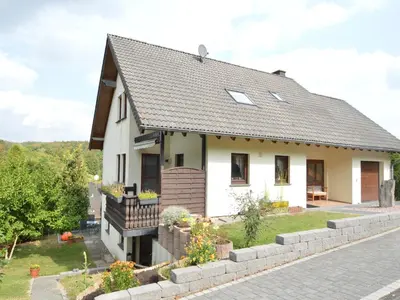 Das Gebäude in dem sich das Ferienhaus befindet