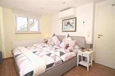 Ein Bett oder Betten in einem Zimmer der Unterkunft Moseltraum-Fewo mit Klimaanlage-Burgblick und Balkon