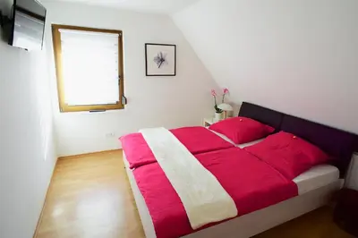 Ein Bett oder Betten in einem Zimmer der Unterkunft Moseltraum-Fewo mit Klimaanlage-Burgblick und Balkon