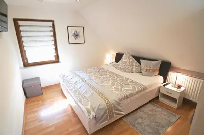 Ein Bett oder Betten in einem Zimmer der Unterkunft Moseltraum-Fewo mit Klimaanlage-Burgblick und Balkon