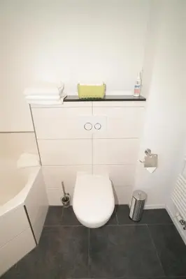 Ein Badezimmer in der Unterkunft Moseltraum-Fewo mit Klimaanlage-Burgblick und Balkon