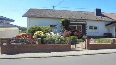 Das Gebäude in dem sich die Ferienwohnung befindet