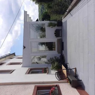 Das Gebäude in dem sich das Ferienhaus befindet