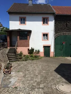 Das Gebäude in dem sich das Ferienhaus befindet