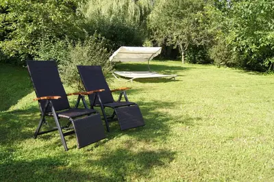 Ein Garten an der Unterkunft Am alten Apfelbaum - Fewo 1