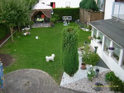 Ein Garten an der Unterkunft Haus Irena