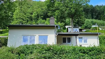 Das Gebäude in dem sich das Ferienhaus befindet