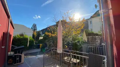 Ein allgemeiner Bergblick oder ein Berglick von des Aparthotels aus