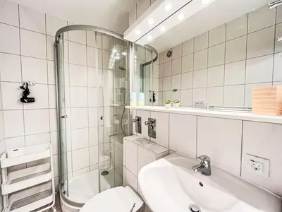 Ein Badezimmer in der Unterkunft Apartment Flieder - A110 by Interhome