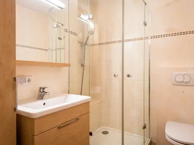 Ein Badezimmer in der Unterkunft Apartment Talblick - B1101 by Interhome