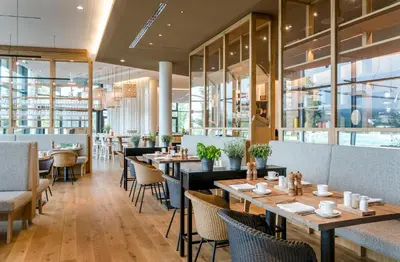 Ein Restaurant oder anderes Speiselokal in der Unterkunft Seezeitlodge Hotel & Spa