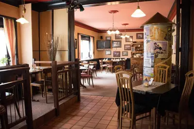 Ein Restaurant oder anderes Speiselokal in der Unterkunft Hotel Westrich