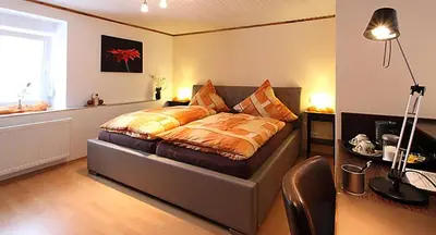 Ein Bett oder Betten in einem Zimmer der Unterkunft Gästehaus Kloep