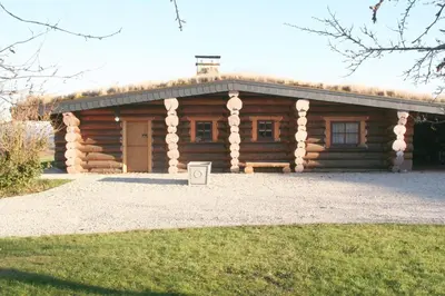 Das Gebäude in dem sich das Ferienhaus befindet