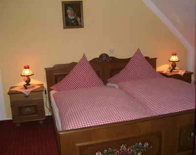 Ein Bett oder Betten in einem Zimmer der Unterkunft Hotel-Restaurant Burg-Ramstein
