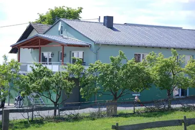 Das Gebäude in dem sich das Privatzimmer befindet