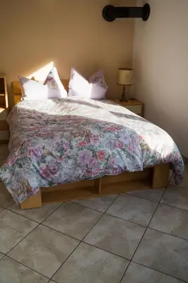 Ein Bett oder Betten in einem Zimmer der Unterkunft Zum Ehranger Wald 2a