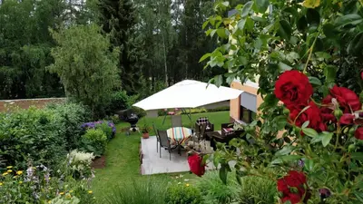 Ein Garten an der Unterkunft Zum Ehranger Wald 2a
