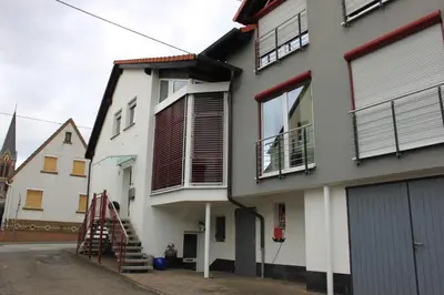 Das Gebäude in dem sich das Ferienhaus befindet