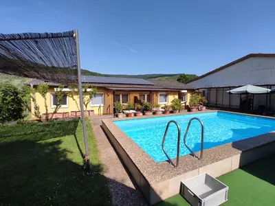 Der Swimmingpool an oder in der Nähe von Moselferienweingut Schaefer