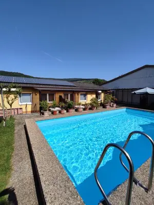 Der Swimmingpool an oder in der Nähe von Moselferienweingut Schaefer