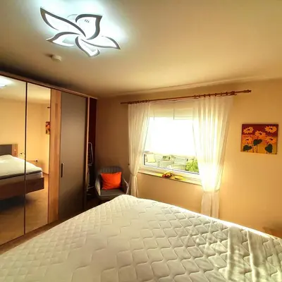 Ein Bett oder Betten in einem Zimmer der Unterkunft FeWo Sonnenblume mit sauna