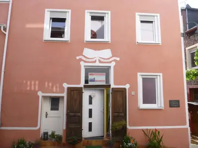 Das Gebäude in dem sich das Privatzimmer befindet
