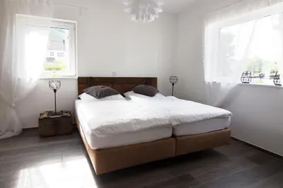 Ein Bett oder Betten in einem Zimmer der Unterkunft Zur alten Rebe Ferienhaus und Weingut