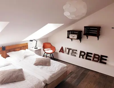 Ein Bett oder Betten in einem Zimmer der Unterkunft Zur alten Rebe Ferienhaus und Weingut