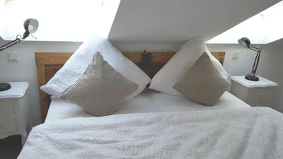 Ein Bett oder Betten in einem Zimmer der Unterkunft Zur alten Rebe Ferienhaus und Weingut