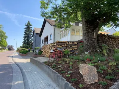 Ein Garten an der Unterkunft Ferienwohnung Rosengarten