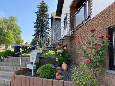 Ein Garten an der Unterkunft Ferienwohnung Rosengarten
