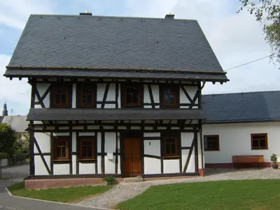 Das Gebäude in dem sich das Ferienhaus befindet