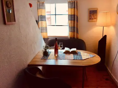 Ein Sitzbereich in der Unterkunft Winzerhäuschen, Weingut Th. Müller