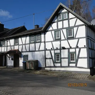 Das Gebäude in dem sich das Ferienhaus befindet