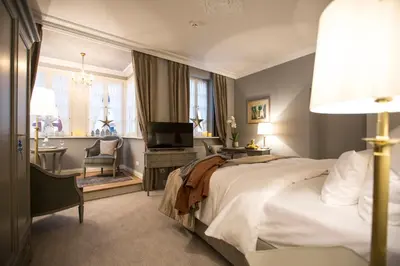 Ein Bett oder Betten in einem Zimmer der Unterkunft Romantik Hotel Zur Glocke