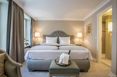 Ein Bett oder Betten in einem Zimmer der Unterkunft Romantik Hotel Zur Glocke
