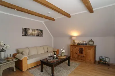 Ein Sitzbereich in der Unterkunft Ferienwohnung Maarland