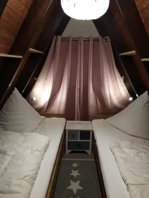 Ein Bett oder Betten in einem Zimmer der Unterkunft Eifeler Finnhaus mit Sauna, Mühlenberg 13