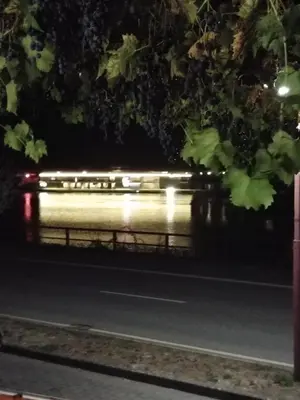 Blick auf einen Fluss in der Nähe des Hotels