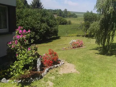 Ein Garten an der Unterkunft Ferienhaus in Filz in der Eifel
