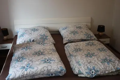 Ein Bett oder Betten in einem Zimmer der Unterkunft FeWos im alten Bahnhof