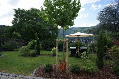 Ein Garten an der Unterkunft York Cottage
