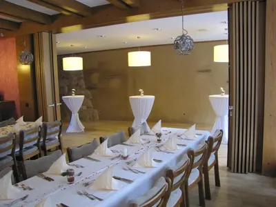 Ein Restaurant oder anderes Speiselokal in der Unterkunft Hotel Steuer